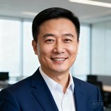 深圳某跨境贸易集团副总裁李建华先生的商务头像照片，他身穿深蓝色西装，面带微笑，背景为简洁的办公室环境。